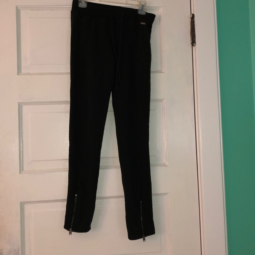 Leggings: adjustable tie and zippers at the ankle